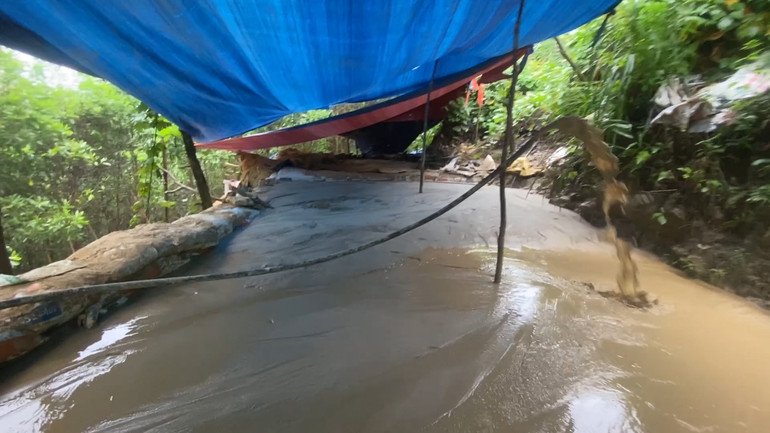 Khu bể ngâm hóa chất, đãi lấy quặng vàng