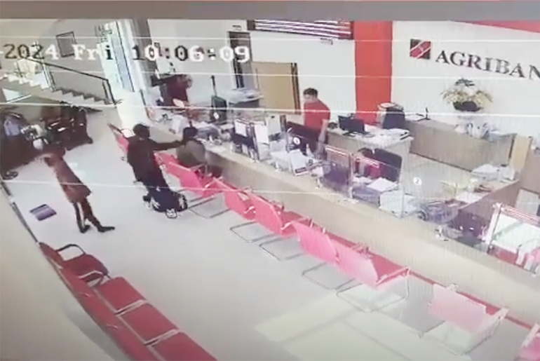 Hai đối tượng xông vào bên trong ngân hàng (ảnh do camera an ninh ghi lại)