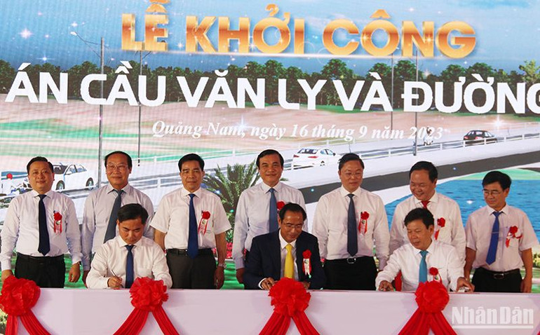 Chủ đầu tư dự án và chính quyền các địa phương ký cam kết thực hiện công tác giải phóng, bàn giao mặt bằng thi công công trình. Chủ đầu tư dự án và chính quyền các địa phương ký cam kết thực hiện công tác giải phóng, bàn giao mặt bằng thi công công trình.