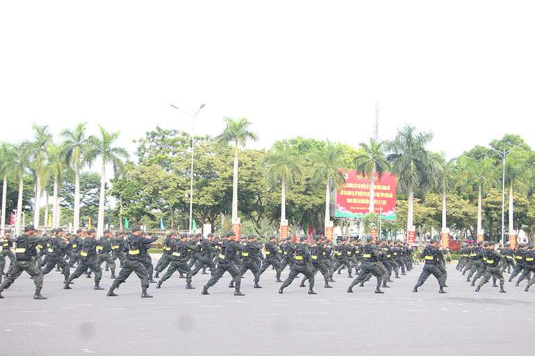 Các cán bộ, chiến sĩ biểu diễn một số nội dung tại lễ khai mạc.