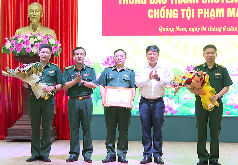 Trung tướng Lê Đức Thái và đồng chí Lương Nguyễn Minh Triết (áo trắng) trao Bằng khen của Bộ Tư lệnh Bộ đội biên phòng cho Ban chuyên án.
