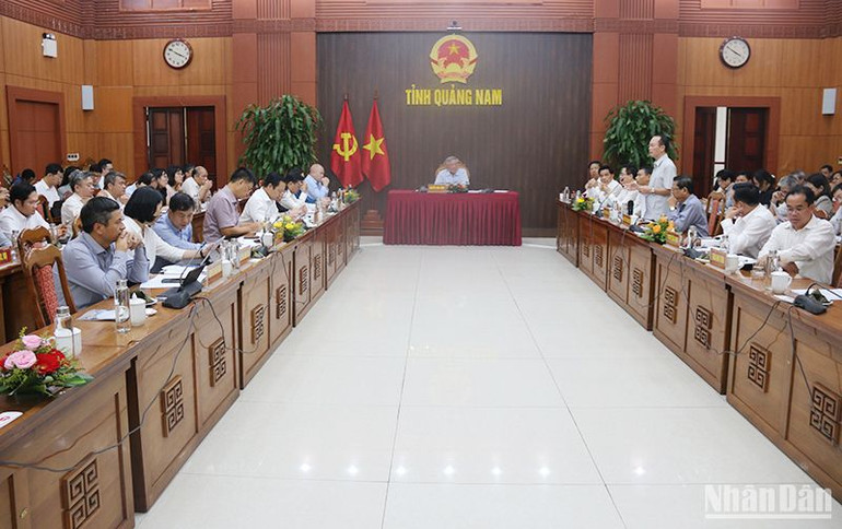 Phó Thủ tướng Thường trực Chính phủ Nguyễn Hòa Bình nghe lãnh đạo các địa phương báo cáo tình hình giải ngân vốn đầu tư công.