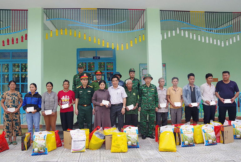 Chủ tịch Ủy ban nhân dân tỉnh Quảng Nam Lê Văn Dũng trao quà, hỗ trợ 11 hộ dân ở 56B, xã Đắc Pre vừa được sơ tán ra khỏi vùng nguy cơ sạt lở đất