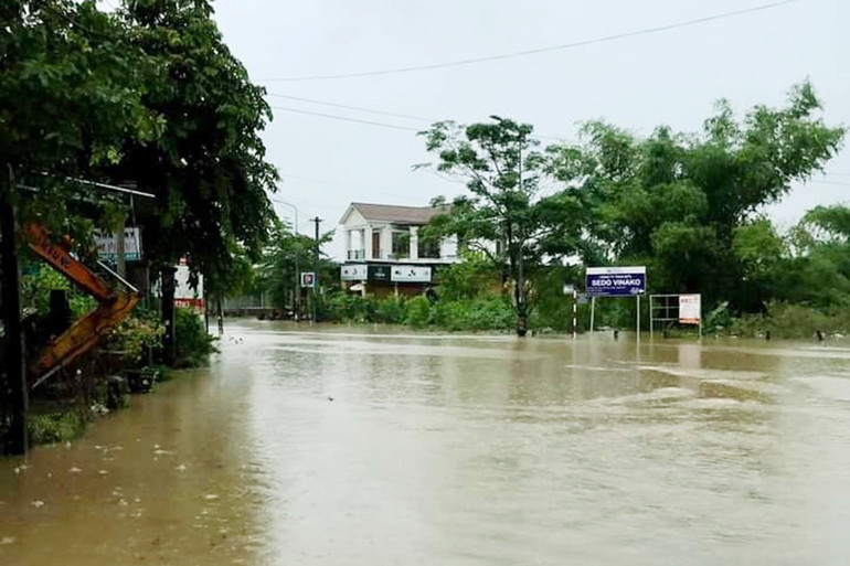 Quốc lộ 14H đoạn qua địa bàn xã Duy Sơn, huyện Duy Xuyên, tỉnh Quảng Nam bị ngập sâu.