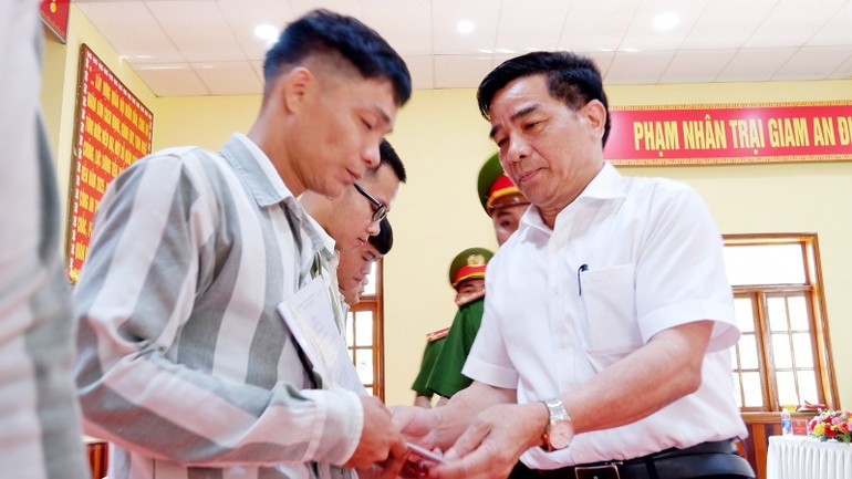 Chủ tịch Ủy ban nhân dân tỉnh Quảng Nam Lê Văn Dũng trao quyết định đặc xá và căn cước công dân cho phạm nhân. (Ảnh: ĐOÀN ĐẠO)
