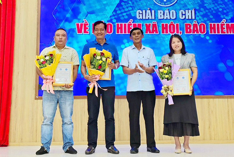 Ban Tổ chức trao thưởng chuyên đề cho các tác giả, nhóm tác giả có tác phẩm đoạt giải Báo chí về Bảo hiểm xã hội, bảo hiểm y tế