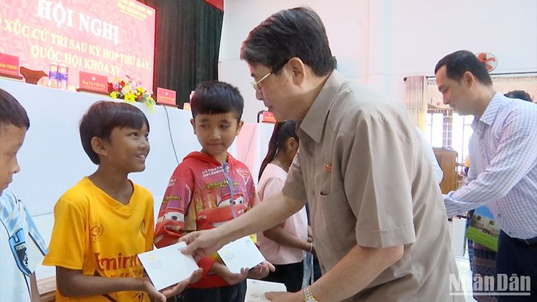 Phó Chủ tịch Quốc hội Nguyễn Đức Hải trao quà tặng học sinh nghèo vượt khó, học giỏi của huyện Tây Giang.