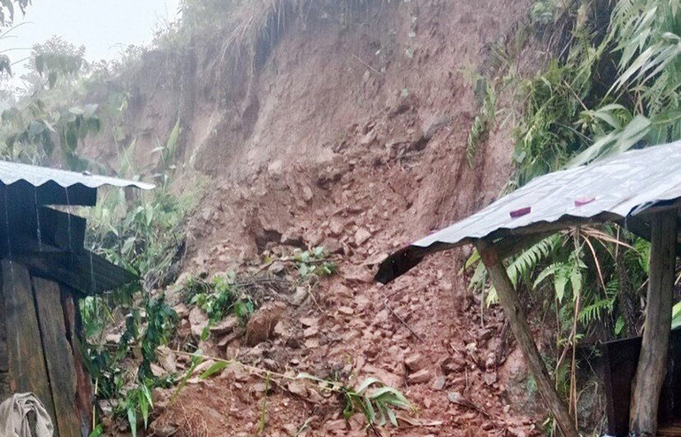 Sạt lở đất đe dọa nhiều nhà dân ở thôn 3, xã Trà Bui, huyện Bắc Trà My.