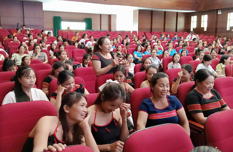 Các đại biểu trao đổi tại diễn đàn.