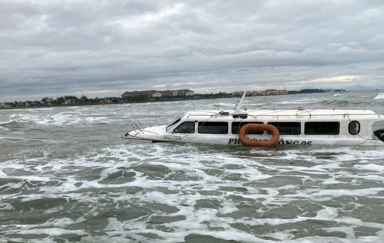 Chiếc ca nô bị lật trên vùng biển Hội An làm 17 người tử vong.