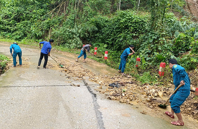 Ngay sau khi ngớt mưa, các địa phương ở huyện Nam Trà My, huy động lực lượng khắc phục đất đá sạt lở trên các tuyến thông giao thông, bảo đảm cho việc đi lại.