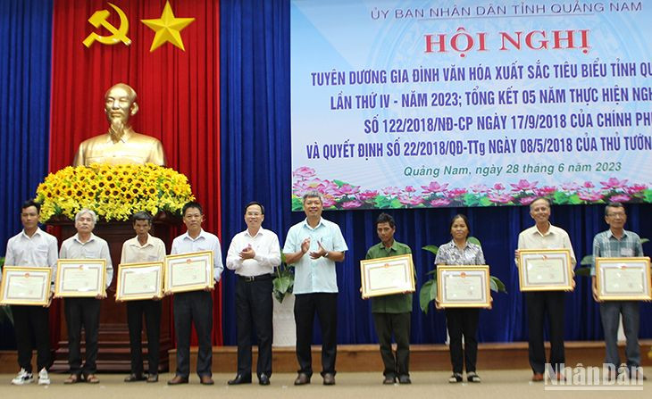 Lãnh đạo tỉnh trao Bằng khen tặng các gia đình văn hóa xuất sắc tiêu biểu.