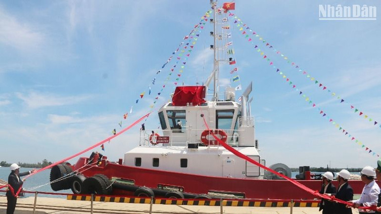 Các đại biểu thực hiện nghi thức mở tuyến hàng hải trực tiếp Chu Lai-Ấn Độ.