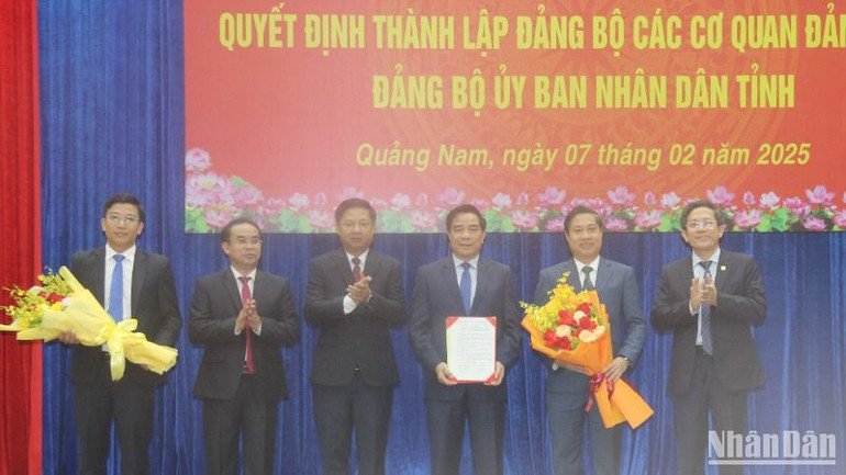 Bí thư Tỉnh ủy Lương Nguyễn Minh Triết (thứ 3 từ trái sang) tặng hoa chúc mừng Đảng bộ Ủy ban nhân dân tỉnh nhiệm kỳ 2020-2025. Bí thư Tỉnh ủy Lương Nguyễn Minh Triết (thứ 3 từ trái sang) tặng hoa chúc mừng Đảng bộ Ủy ban nhân dân tỉnh nhiệm kỳ 2020-2025.