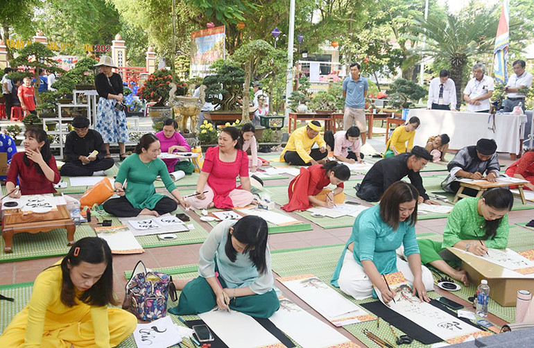 Đông đảo chị em phụ nữ tham gia Hội thi viết thư pháp.