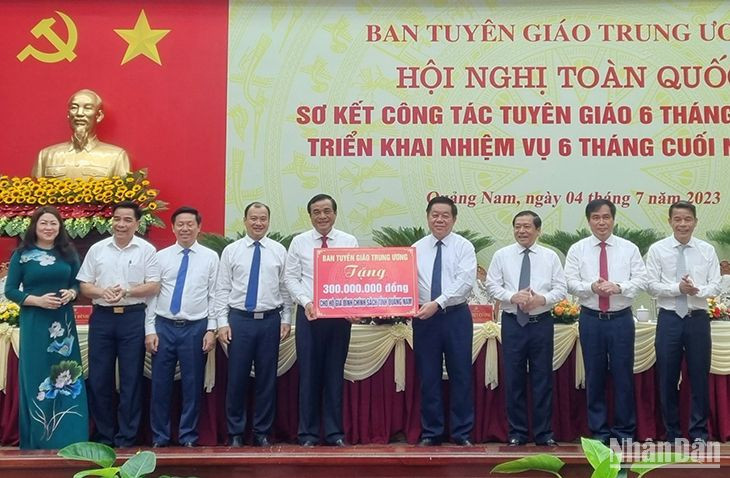 Ban Tuyên giáo Trung ương trao 300 triệu đồng để hỗ trợ gia đình chính sách tại tỉnh Quảng Nam.