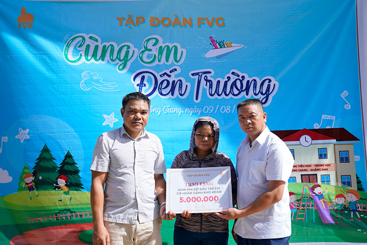 Phụ huynh em A Lăng Thị Bít, thôn Bến Hiên, xã Kà Dăng (huyện Đông Giang) nhận học bổng do Tập đoàn FVG trao tặng. Phụ huynh em A Lăng Thị Bít, thôn Bến Hiên, xã Kà Dăng (huyện Đông Giang) nhận học bổng do Tập đoàn FVG trao tặng.