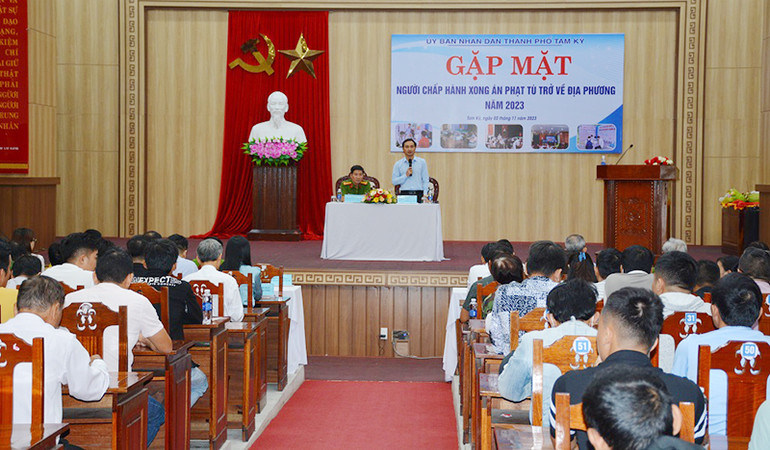 Ủy ban nhân dân thành phố Tam Kỳ gặp mặt người chấp hành xong án phạt tù trở về địa phương. Ủy ban nhân dân thành phố Tam Kỳ gặp mặt người chấp hành xong án phạt tù trở về địa phương.