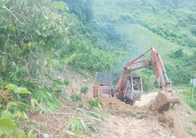 Huy động nhân lực, máy móc khắc phục điểm sạt lở tại khu vực Đèo Le, huyện Quế Sơn, tỉnh Quảng Nam.