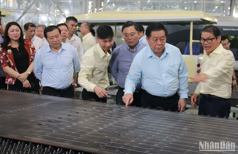 Chủ tịch Hội đồng quản trị Thaco Trần Bá Dương giới thiệu về sản xuất linh kiện phụ trợ tại Khu công nghiệp Thaco Chu Lai.