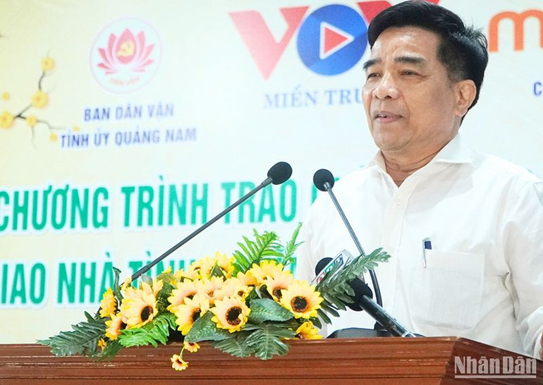 Phó Bí thư Thường trực Tỉnh ủy Lê Văn Dũng phát biểu tại buổi trao quà Tết.
