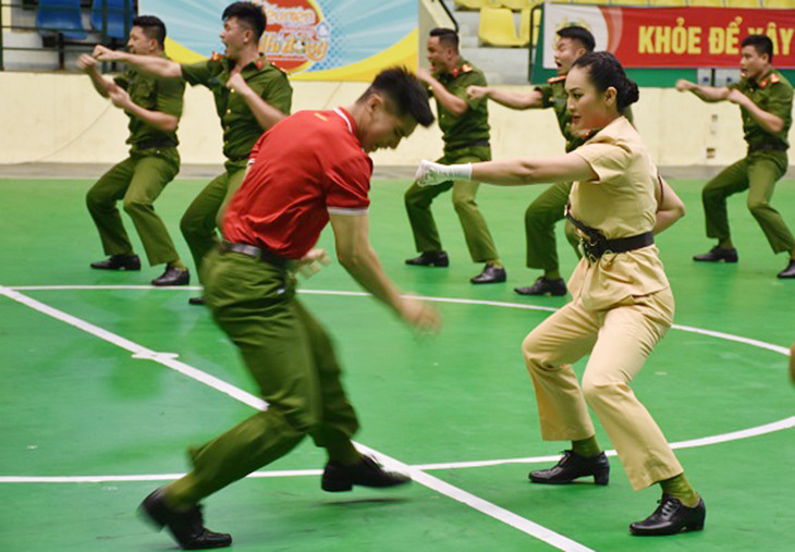 Cán bộ, chiến sĩ tranh tài nội dung thi võ thuật