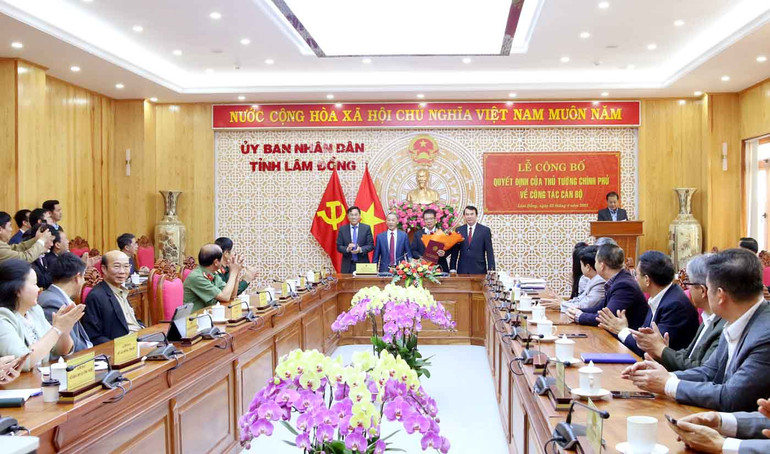 Quang cảnh Lễ công bố Quyết định của Thủ tướng Chính phủ về công tác cán bộ. Quang cảnh Lễ công bố Quyết định của Thủ tướng Chính phủ về công tác cán bộ.