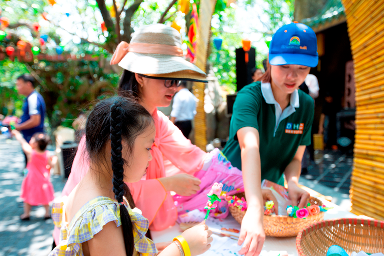 Các em nhỏ rất thích thú với trò chơi nặn tò he bằng bột gạo trộn đường, sau đó có thể thưởng thức như một cây kẹo mút. Các em nhỏ rất thích thú với trò chơi nặn tò he bằng bột gạo trộn đường, sau đó có thể thưởng thức như một cây kẹo mút.