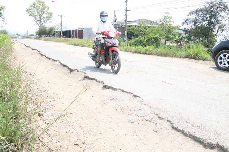 [Ảnh] Tuyến đường quan trọng nối 2 quốc lộ ở Đắk Lắk bị hư hỏng nghiêm trọng ảnh 10