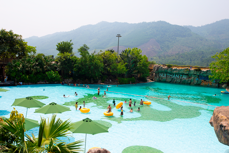 Khu hồ bơi cũng được du khách nhí quan tâm. Khu hồ bơi cũng được du khách nhí quan tâm.