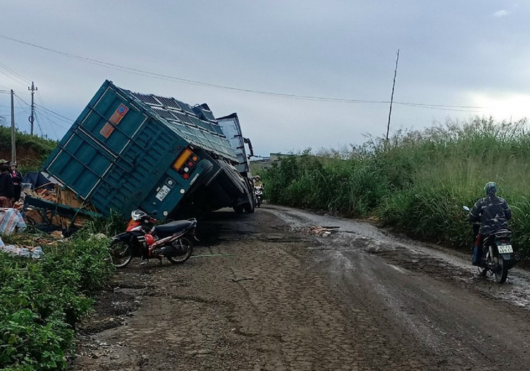 [Ảnh] Tuyến đường quan trọng nối 2 quốc lộ ở Đắk Lắk bị hư hỏng nghiêm trọng ảnh 6