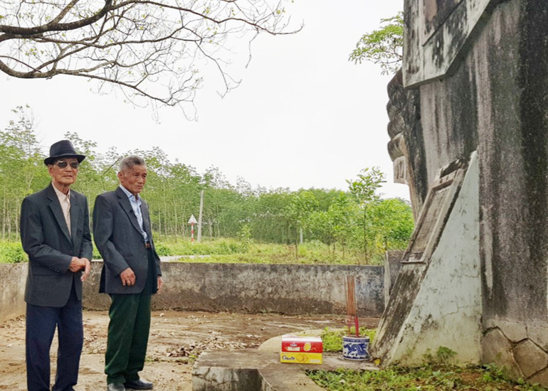 Ông Dương Tú Anh (phía trong) thăm Di tích đồi 241. (Ảnh: LÂM QUANG HUY)