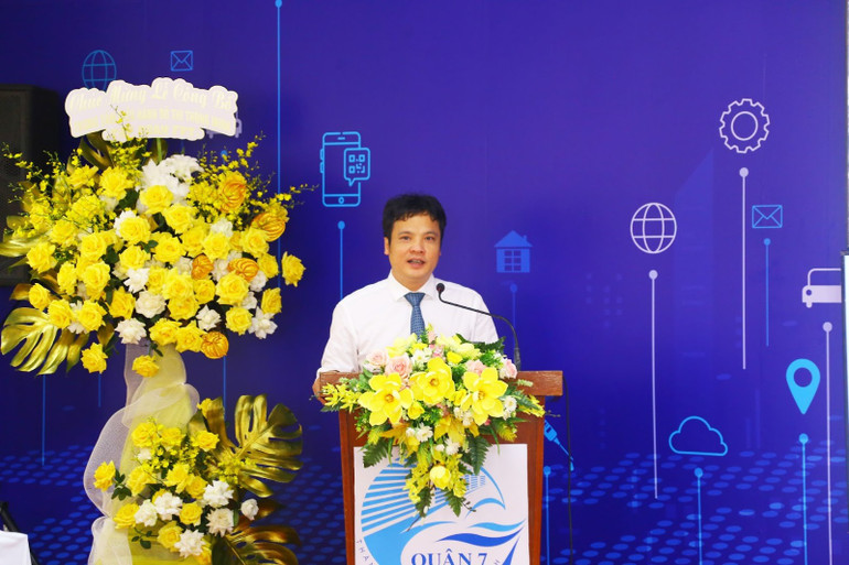 Ông Nguyễn Văn Khoa - Tổng Giám đốc Tập đoàn FPT thể hiện cam kết song hành của FPT với Quận 7 trên tiến trình chuyển đổi số.