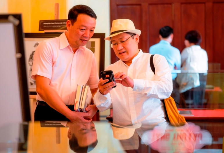 Giới thiệu những hình ảnh, sách, tư liệu tại Ngày Sách và Văn hóa đọc Việt Nam lần thứ 2.