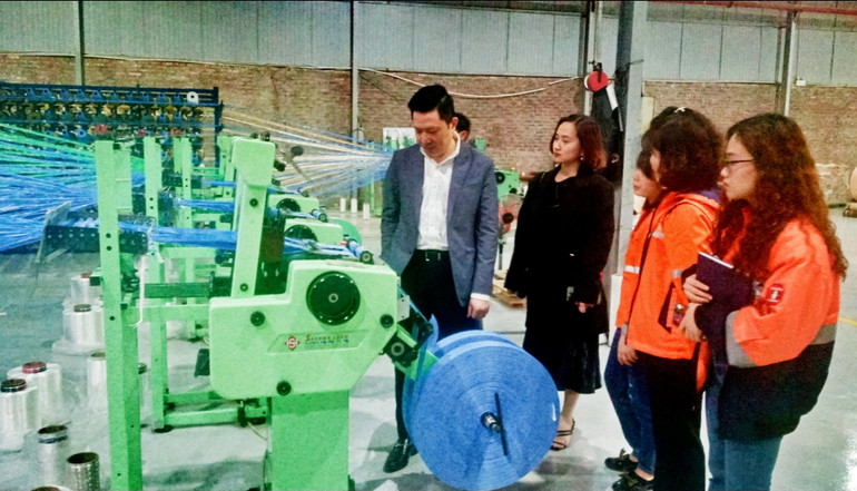 Công ty Núi Pháo (đơn vị thành viên của MHT) hỗ trợ phát triển doanh nghiệp phụ trợ chuyên may bao bì đựng hàng hóa, để giải quyết việc làm tại huyện Đại Từ (Thái Nguyên). Công ty Núi Pháo (đơn vị thành viên của MHT) hỗ trợ phát triển doanh nghiệp phụ trợ chuyên may bao bì đựng hàng hóa, để giải quyết việc làm tại huyện Đại Từ (Thái Nguyên).