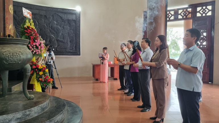 Phó Chủ tịch nước Võ Thị Ánh Xuân thắp hương tại Di tích quốc gia đặc biệt Mộ và Khu lưu niệm Nguyễn Đình Chiểu. Phó Chủ tịch nước Võ Thị Ánh Xuân thắp hương tại Di tích quốc gia đặc biệt Mộ và Khu lưu niệm Nguyễn Đình Chiểu.