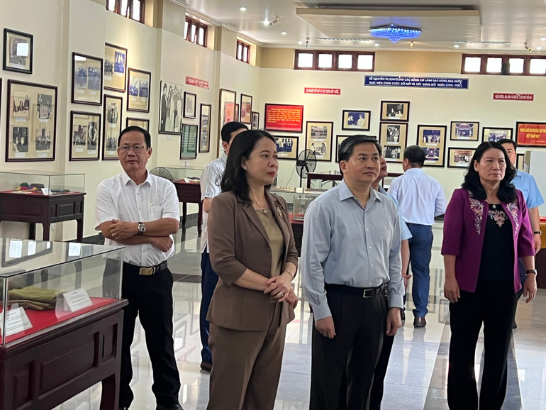 Phó Chủ tịch nước cùng Đoàn công tác thăm Khu lưu niệm Nữ tướng Nguyễn Thị Định. Phó Chủ tịch nước cùng Đoàn công tác thăm Khu lưu niệm Nữ tướng Nguyễn Thị Định.