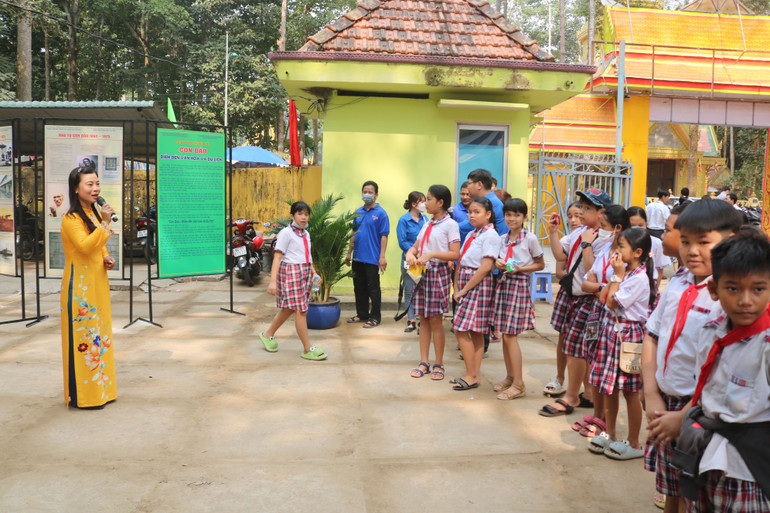 Học sinh tiểu học phường 8, thành phố Trà Vinh nghe giới thiệu chuyên đề Côn Đảo, tỉnh Bà Rịa-Vũng Tàu điểm đến văn hóa và du lịch.
