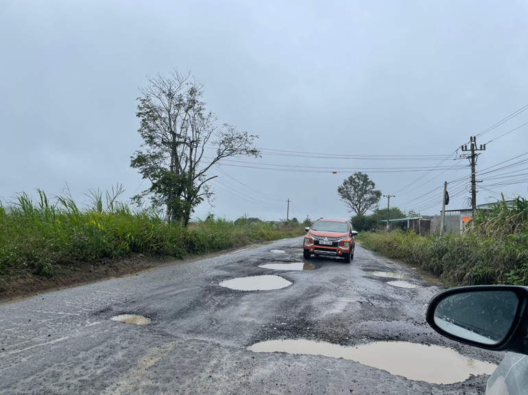 Nhiều năm nay, tuyến đường này bị xuống cấp, hư hỏng nặng xuất hiện nhiều ở voi, ổ trâu khiến các phương tiện cơ giới qua lại đoạn đường này gặp rất nhiều khó khăn.