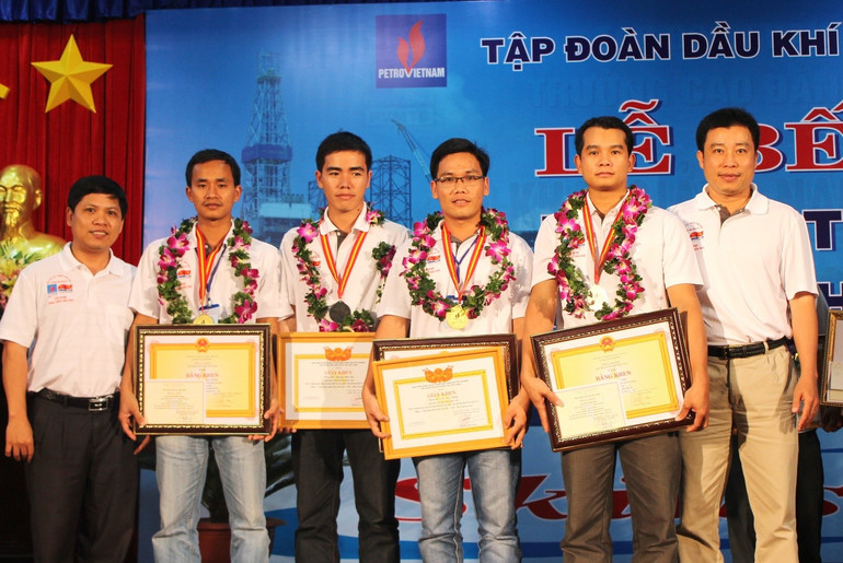 Đội tuyển Vận hành khai thác VSP tham gia Hội thi tay nghề Dầu khí PVN năm 2013. Đội tuyển Vận hành khai thác VSP tham gia Hội thi tay nghề Dầu khí PVN năm 2013.