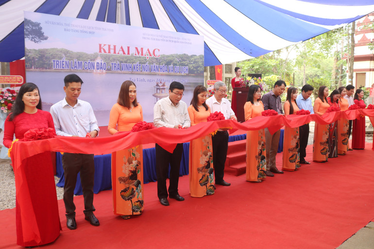 Nghi thức cắt băng khai mạc triển lãm.