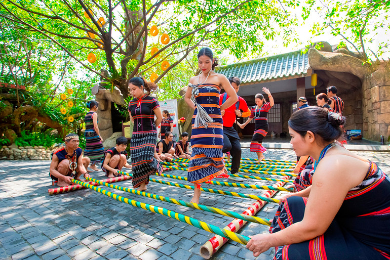 Tiết mục nhảy sạp của các thiếu nữ địa phương dân tộc Cơ Tu, thôn Phú Túc, xã Hòa Phú, huyện Hòa Vang. Tiết mục nhảy sạp của các thiếu nữ địa phương dân tộc Cơ Tu, thôn Phú Túc, xã Hòa Phú, huyện Hòa Vang.