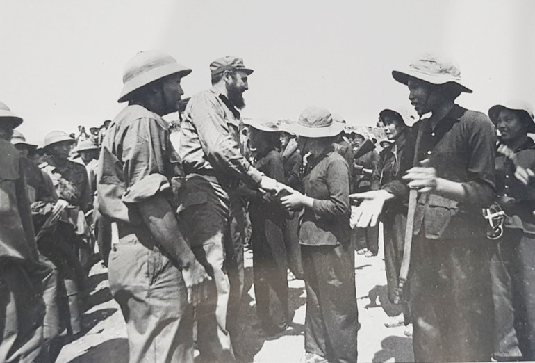 Chủ tịch Cuba Fidel Castro bắt tay chúc mừng nữ du kích tiêu biểu Hoàng Thị Chẫm ở căn cứ Dốc Miếu, huyện Gio Linh. (Ảnh Tư liệu)