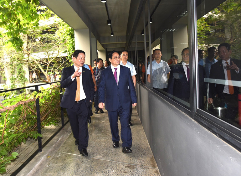 Thủ tướng Phạm Minh Chính thăm Trung tâm nghiên cứu, phát triển phần mềm của FPT.