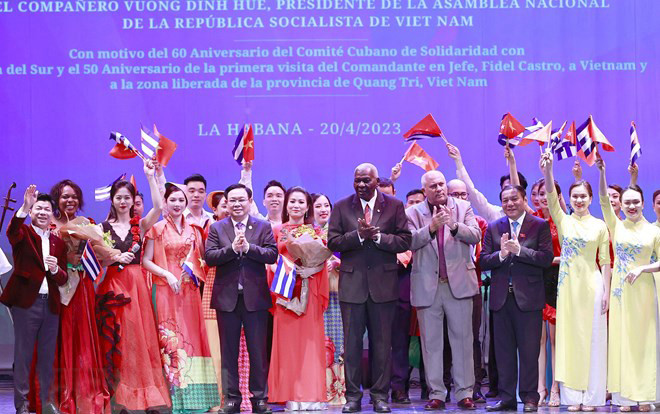 Chủ tịch Quốc hội Vương Đình Huệ và Chủ tịch Quốc hội Cộng hòa Cuba Esteban Lazo Hernandez tặng hoa các nghệ sĩ biểu diễn.