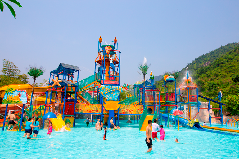Khu công viên nước với nhiều trò chơi thú vị là địa điểm hấp dẫn nhất đối với trẻ em và cả người lớn. Khu công viên nước với nhiều trò chơi thú vị là địa điểm hấp dẫn nhất đối với trẻ em và cả người lớn.