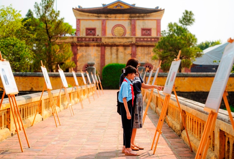 Không gian trưng bày những hình ảnh, sách, tư liệu được các cá nhân, tổ chức trao tặng.