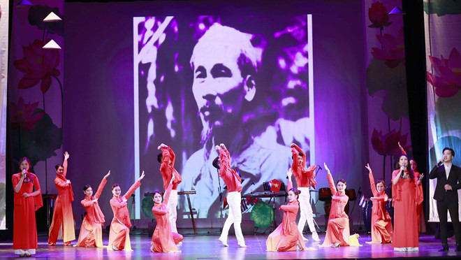 Tiết mục biểu diễn nghệ thuật chào mừng.