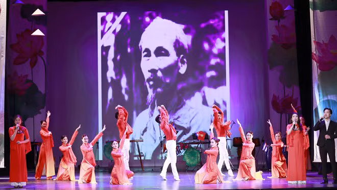 Tiết mục biểu diễn nghệ thuật chào mừng.