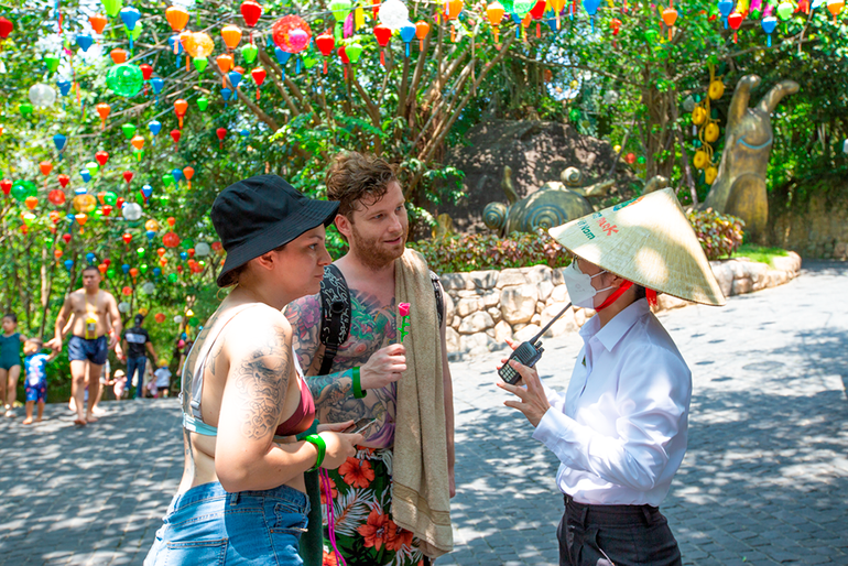 Đôi bạn trẻ đến từ Vương Quốc Anh lắng nghe câu chuyện về Thần Tài, về những trò chơi dân gian của người dân Xứ Quảng. Đôi bạn trẻ đến từ Vương Quốc Anh lắng nghe câu chuyện về Thần Tài, về những trò chơi dân gian của người dân Xứ Quảng.